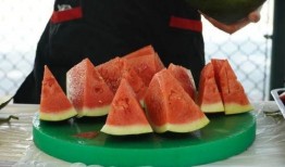 西安吃瓜网红,西安网红吃瓜达人带你探秘街头美食江湖