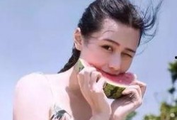 女生网红吃瓜图片高清,高清瓜果盛宴，女生网红带你领略视觉盛宴
